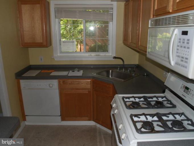 3348 Gunston Road, Unit 73633 Alexandria, VA 22302 - Photo 2 of 7 Kitchen