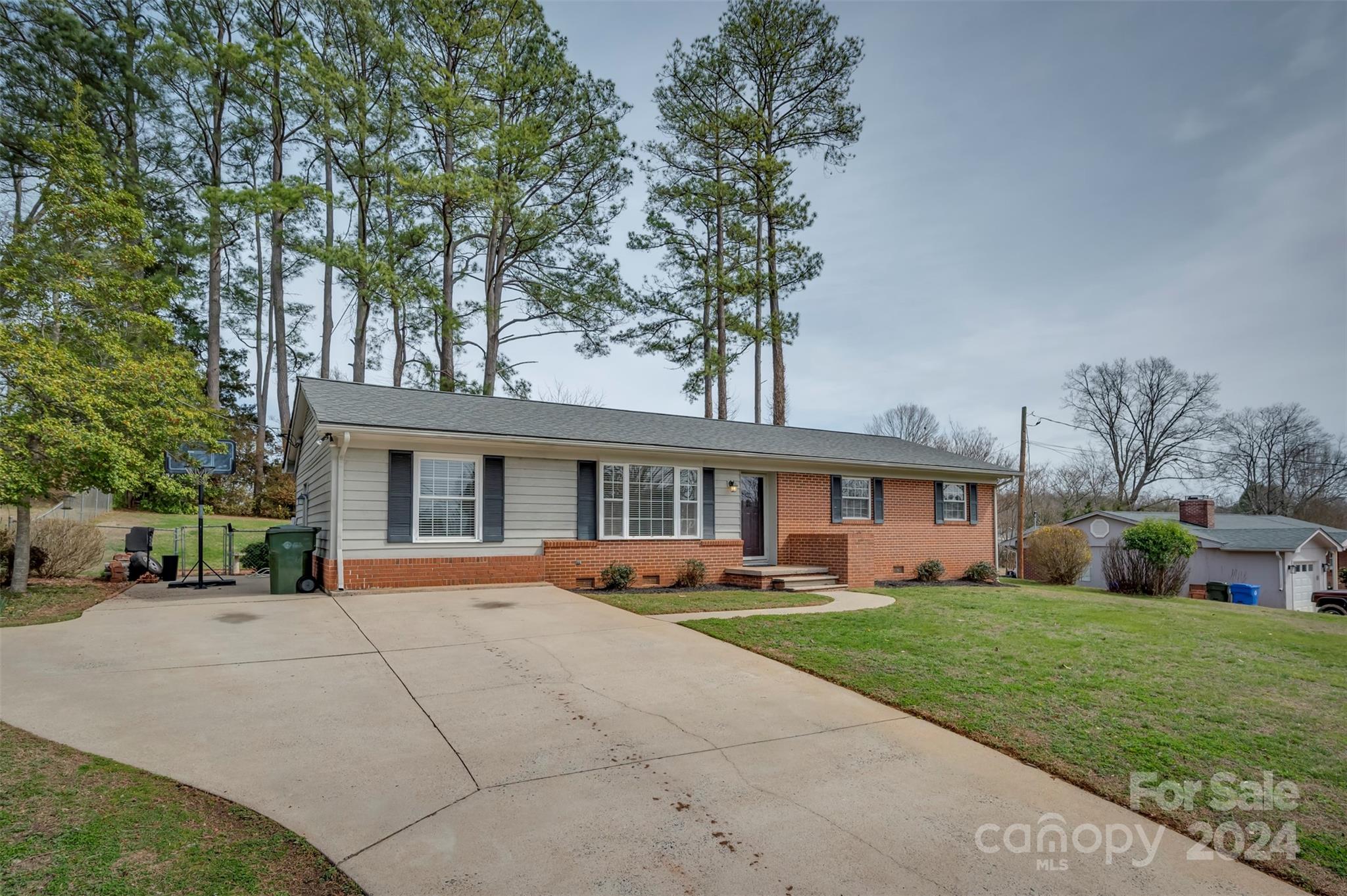 244 Crestview Street Rutherfordton, NC 28139 - Photo 3 of 26 a front view of house with yard and green space