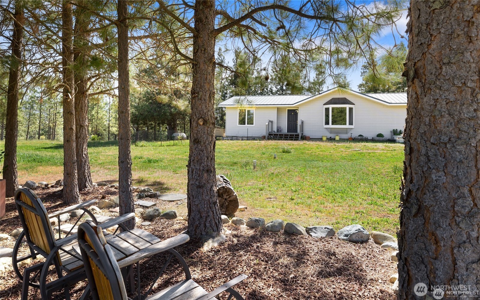 250 Danko Road Cle Elum, WA 98922 - Photo 14 of 38 a front view of a house with garden