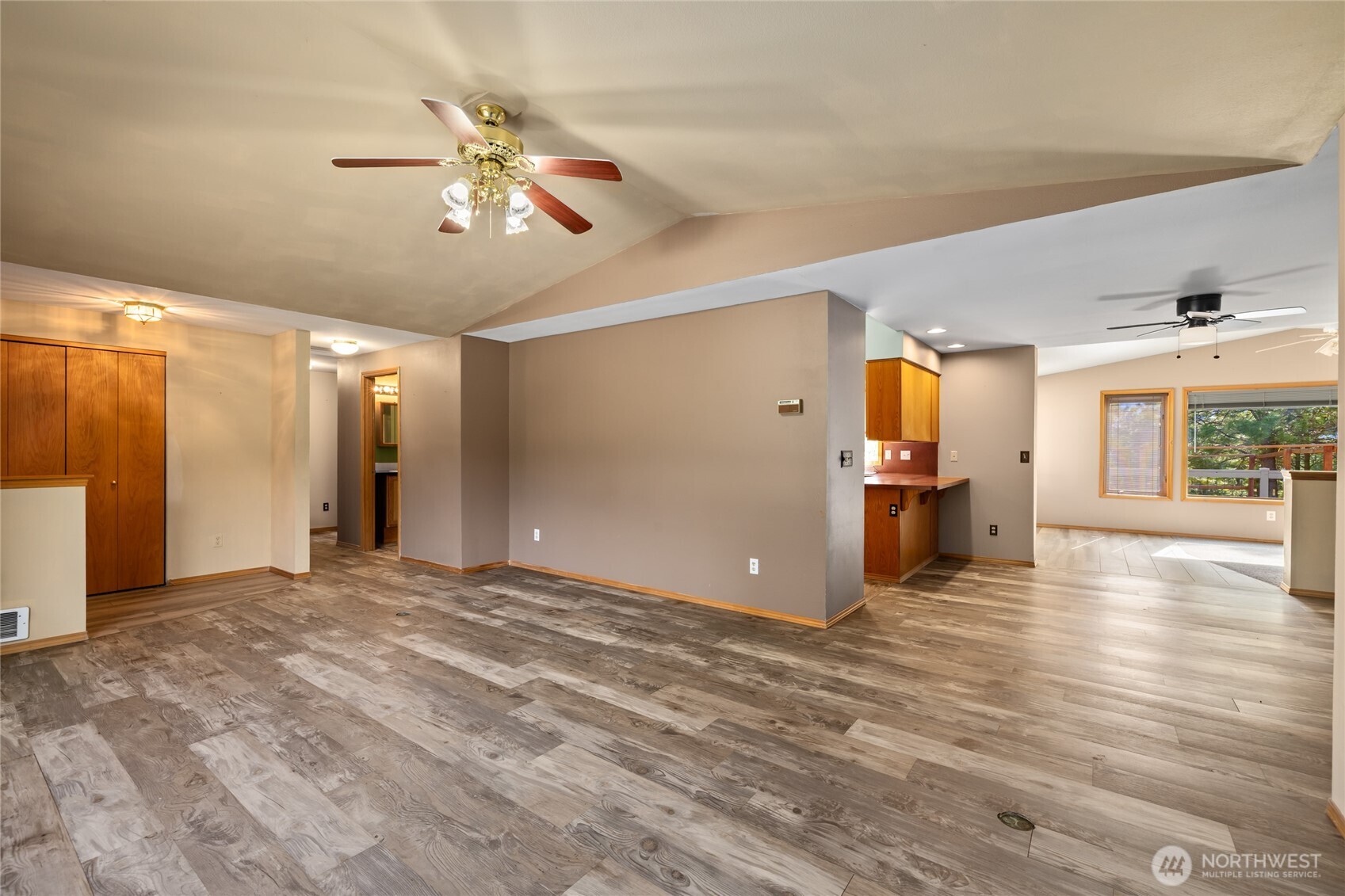 250 Danko Road Cle Elum, WA 98922 - Photo 20 of 38 a view of a livingroom with a chandelier