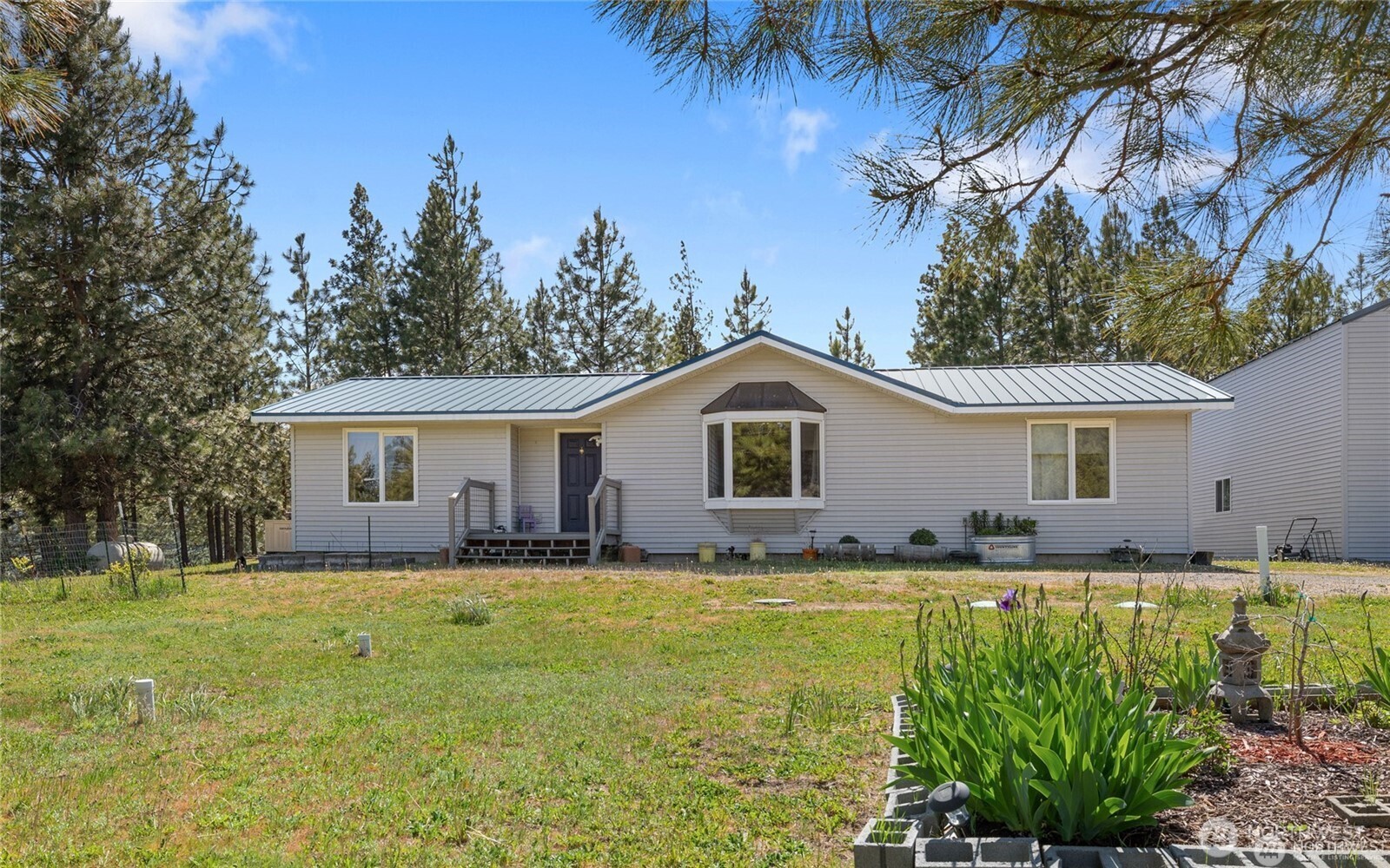 250 Danko Road Cle Elum, WA 98922 - Photo 2 of 38 a front view of house with yard and green space
