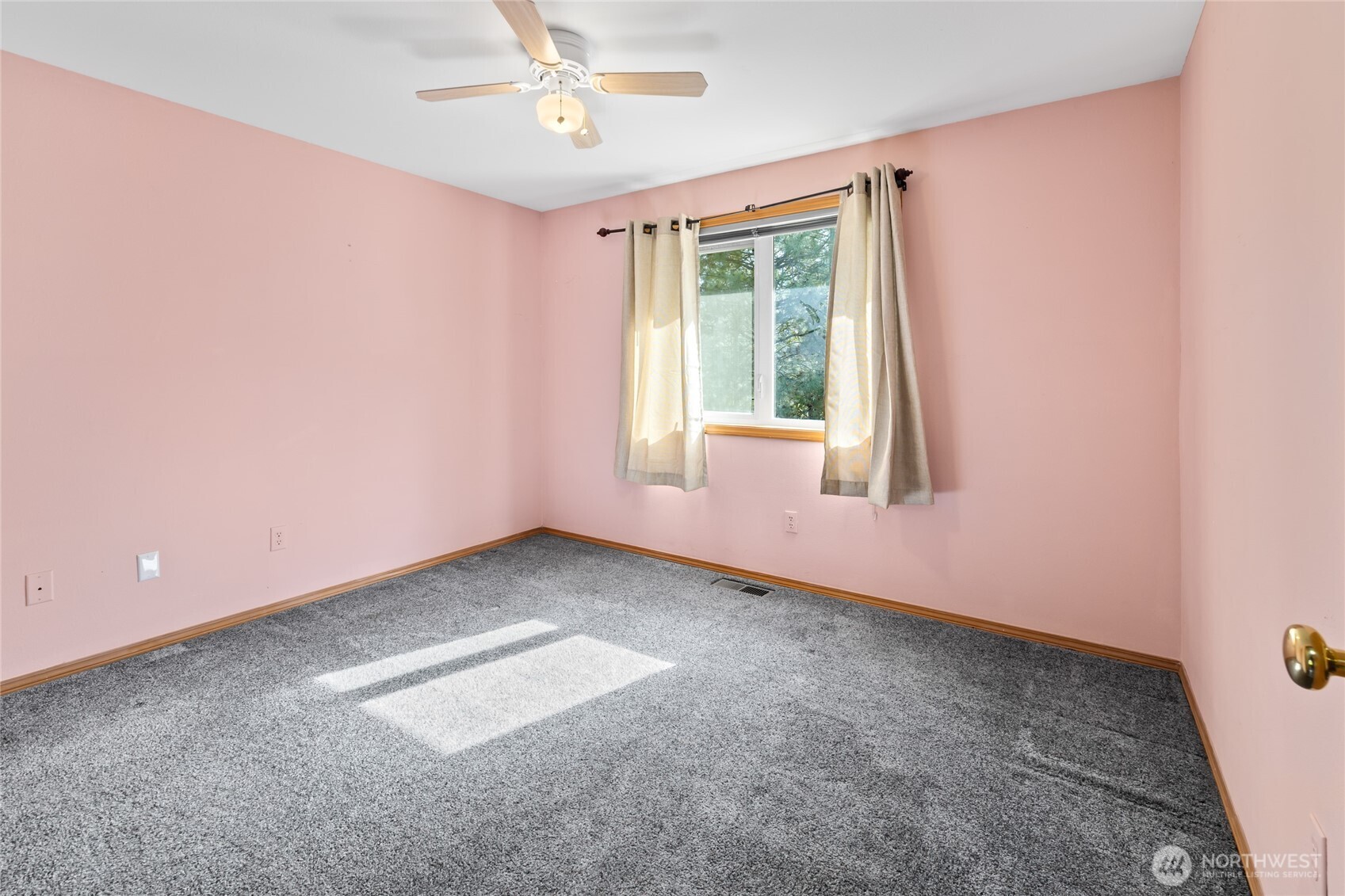 250 Danko Road Cle Elum, WA 98922 - Photo 33 of 38 an empty room with a window