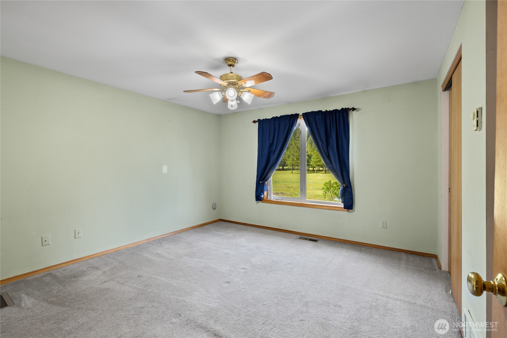 250 Danko Road Cle Elum, WA 98922 - Photo 34 of 38 an empty room with a window and a ceiling fan