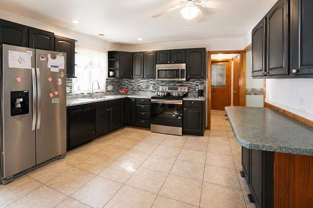 21 Ryan Circle Springfield, MA 01118 - Photo 2 of 24
