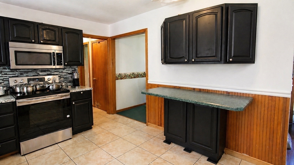 21 Ryan Circle Springfield, MA 01118 - Photo 3 of 24