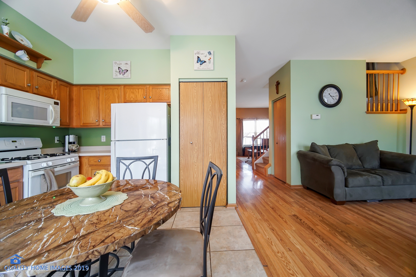 339 Reston Circle Romeoville, IL 60446 - Photo 15 of 26 a living room with furniture and a table