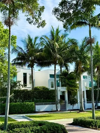 $3,150,000 | 335 Banyan Boulevard, Unit 4, Naples, FL 34102