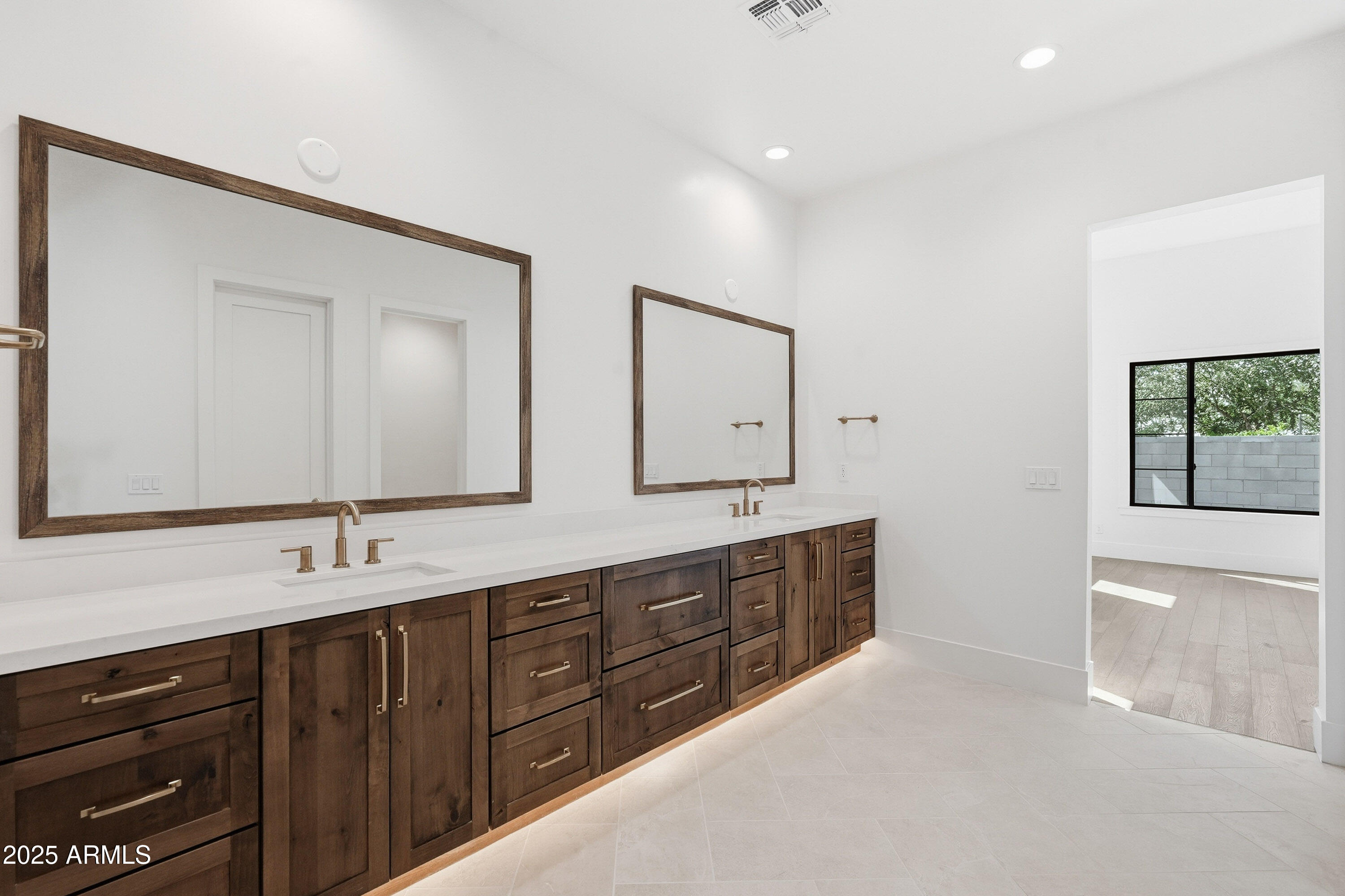 3326 South Stuart Court Gilbert, AZ 85297 - Photo 31 of 88 a spacious bathroom with double vanity sink and a large mirror