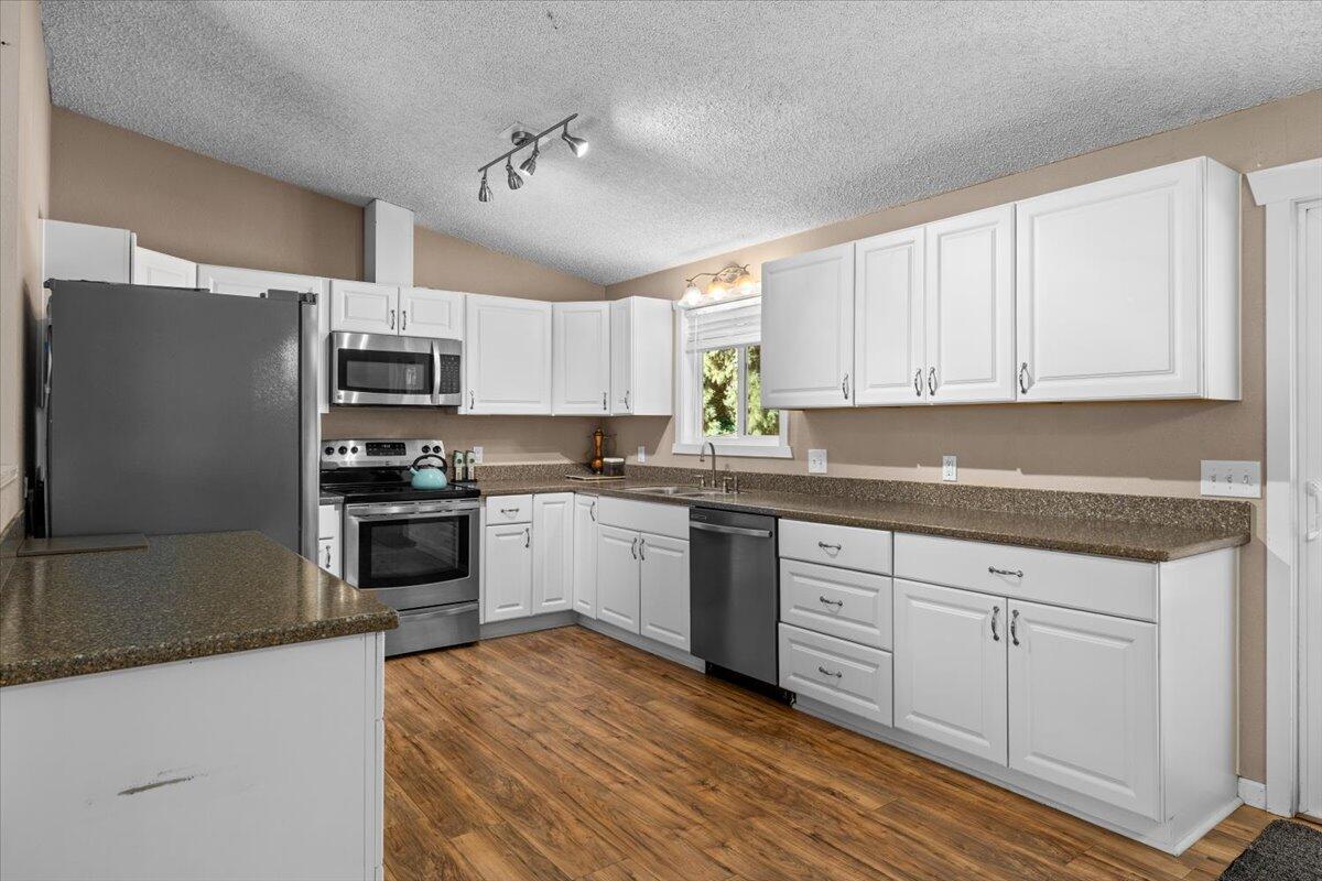 1924 Crestbrook Road Medford, OR 97504 - Photo 10 of 25 13-CI_7760