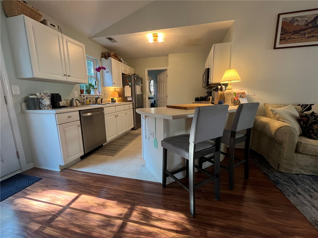 116 Arbors Court Central, SC 29630 - Photo 5 of 27 A well-appointed kitchen featuring a breakfast bar with convenient seating and modern amenities.
