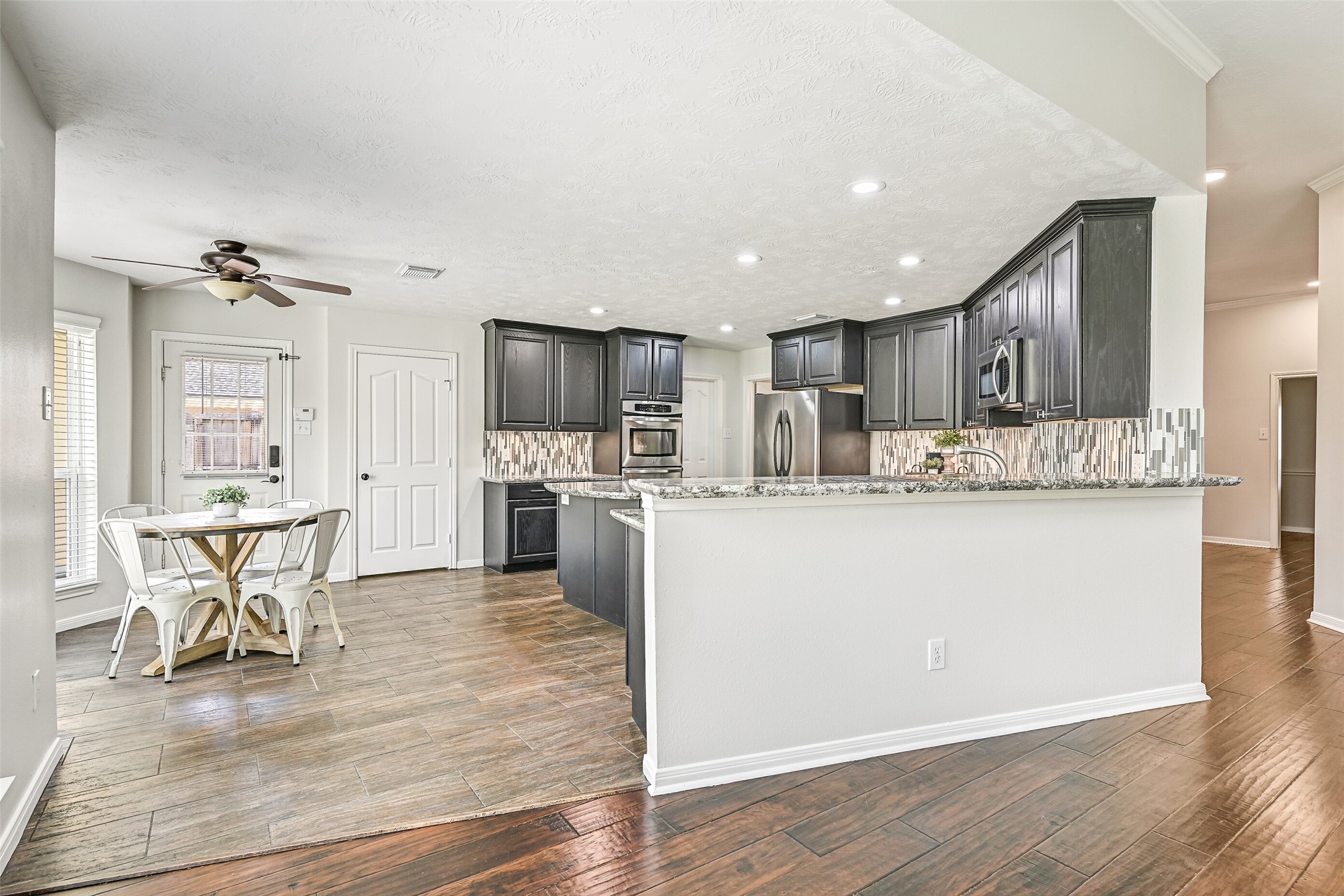 2015 Stonecrest Way Pearland, TX 77581 - Photo 13 of 26 a view of kitchen with microwave and cabinets