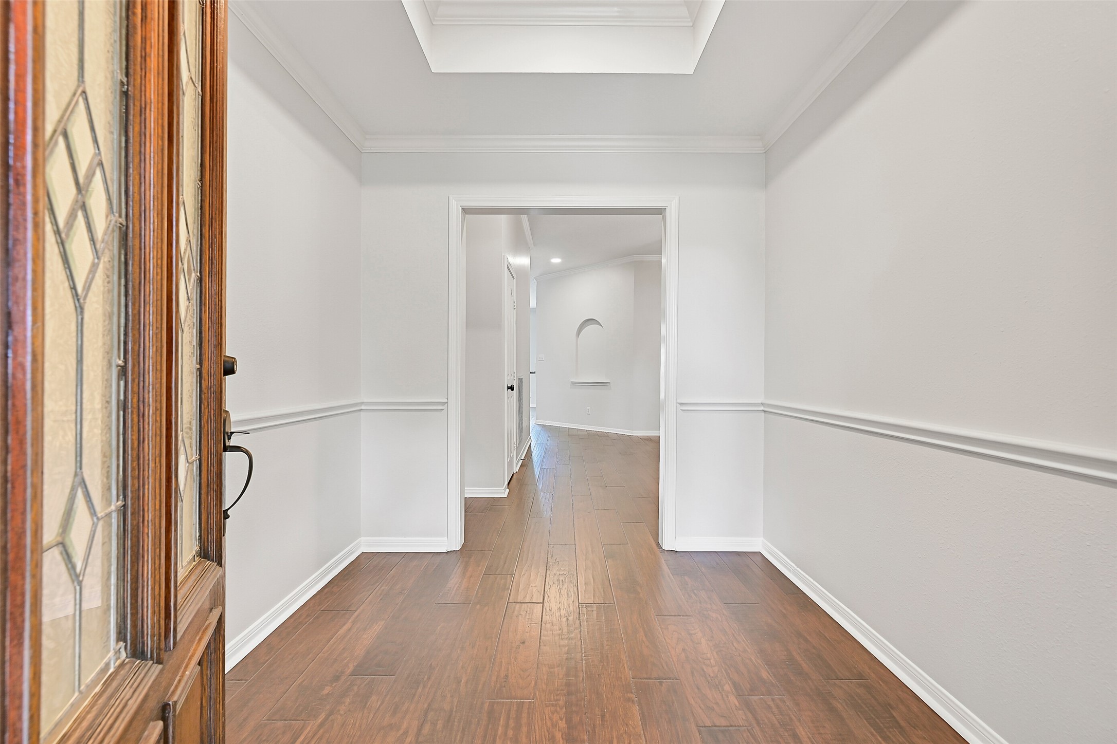 2015 Stonecrest Way Pearland, TX 77581 - Photo 5 of 26 a view of a hallway with wooden floor
