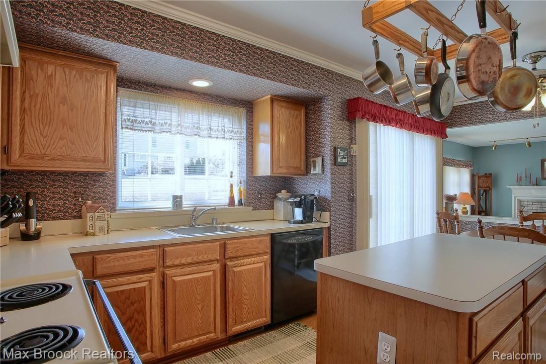 1984 Fairfield Drive Rochester, MI 48306 - Photo 22 of 34 Kitchen_2nd_View.jpg