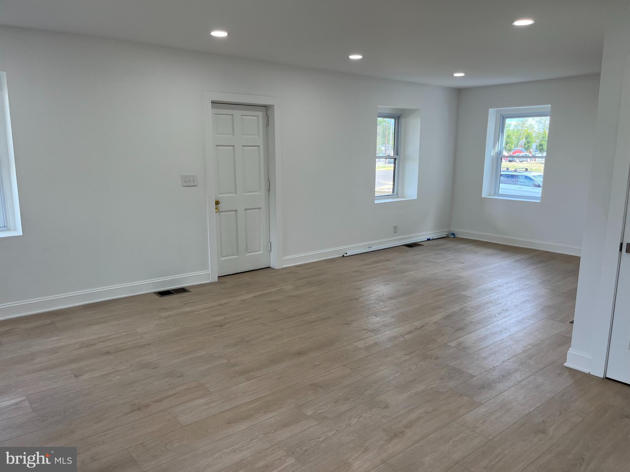 924 Bethlehem Pike Colmar, PA 18915 - Photo 12 of 34 Living Room