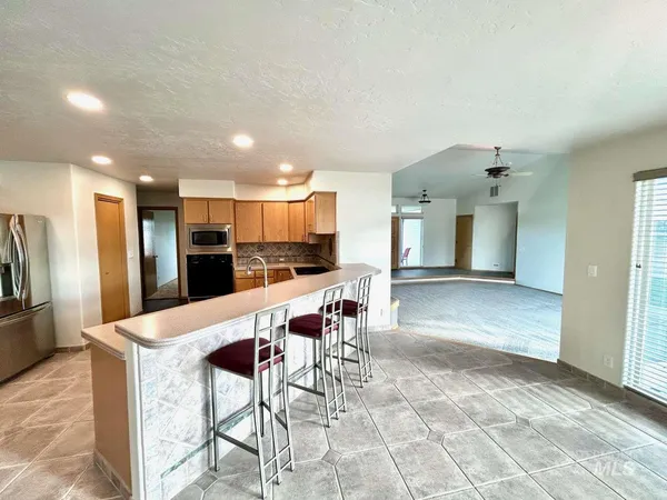 $850,000 | 6975 J & S Circle, Nampa, ID 83686