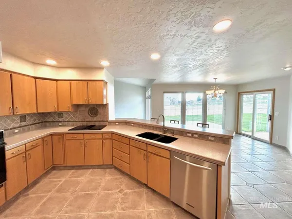 $850,000 | 6975 J & S Circle, Nampa, ID 83686