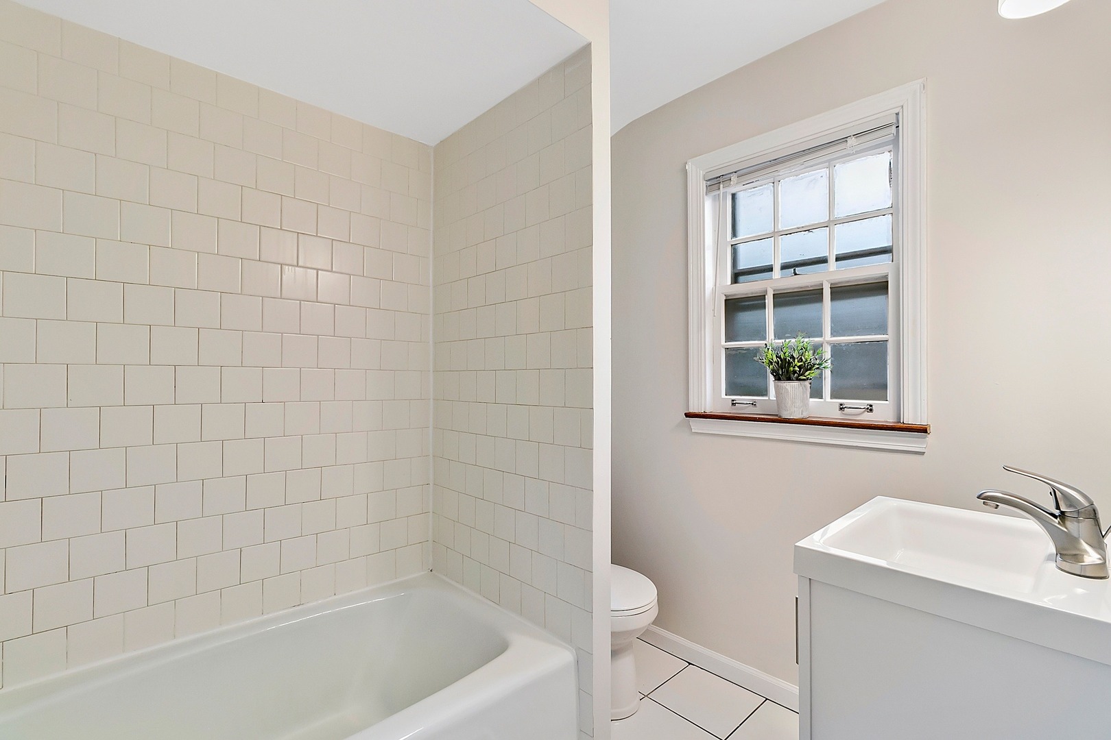 8132 West 26th Street North Riverside, IL 60546 - Photo 11 of 16 a bath room with a toilet a sink and a bath tub