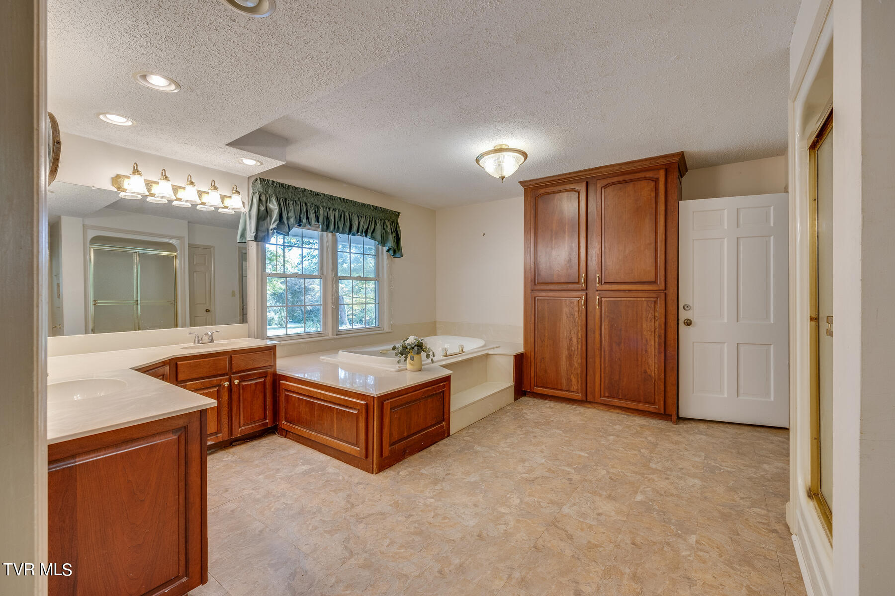 801 Ridgecrest Road Johnson City, TN 37604 - Photo 37 of 73 Master Bath
