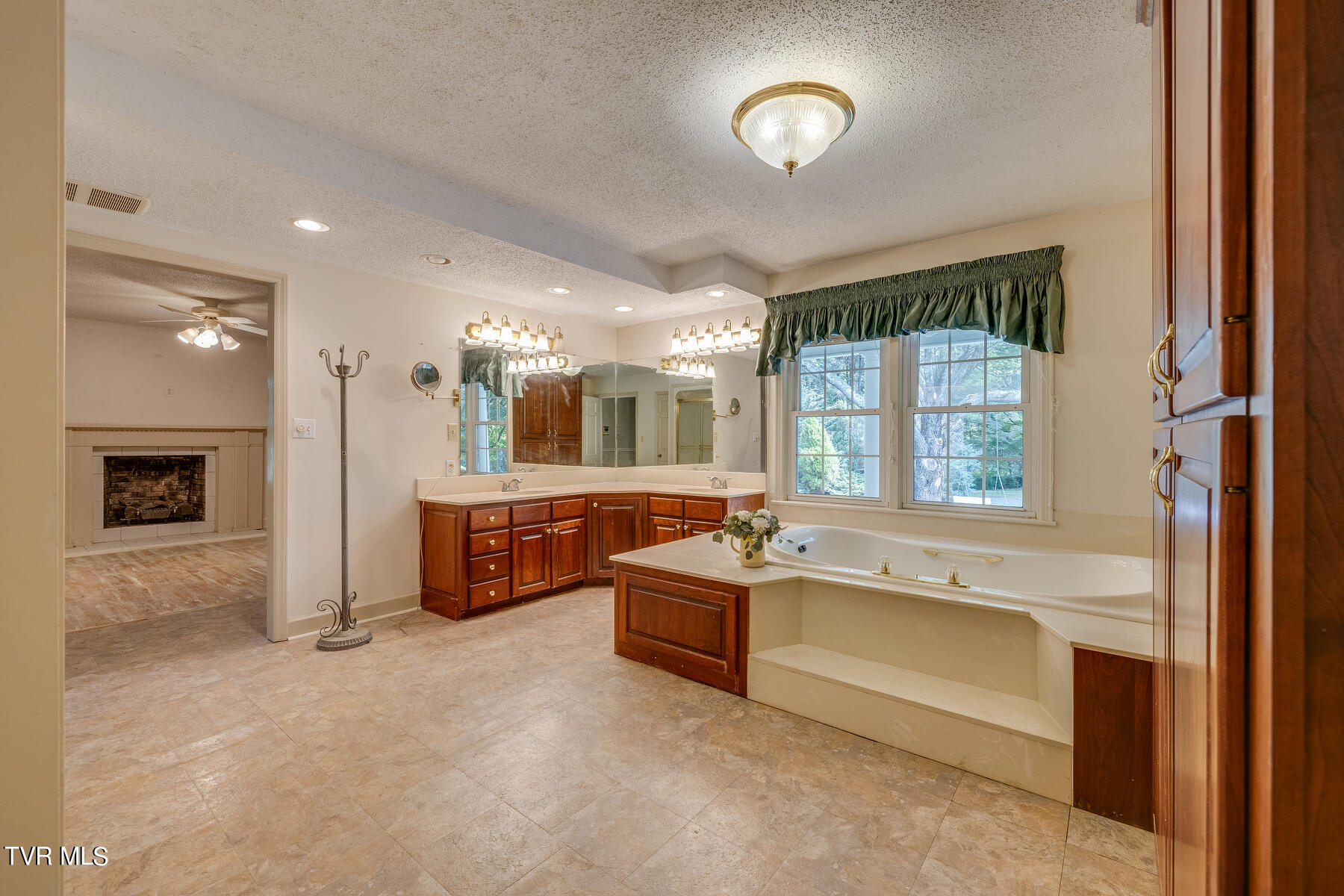801 Ridgecrest Road Johnson City, TN 37604 - Photo 39 of 73 Huge Soaker Tub