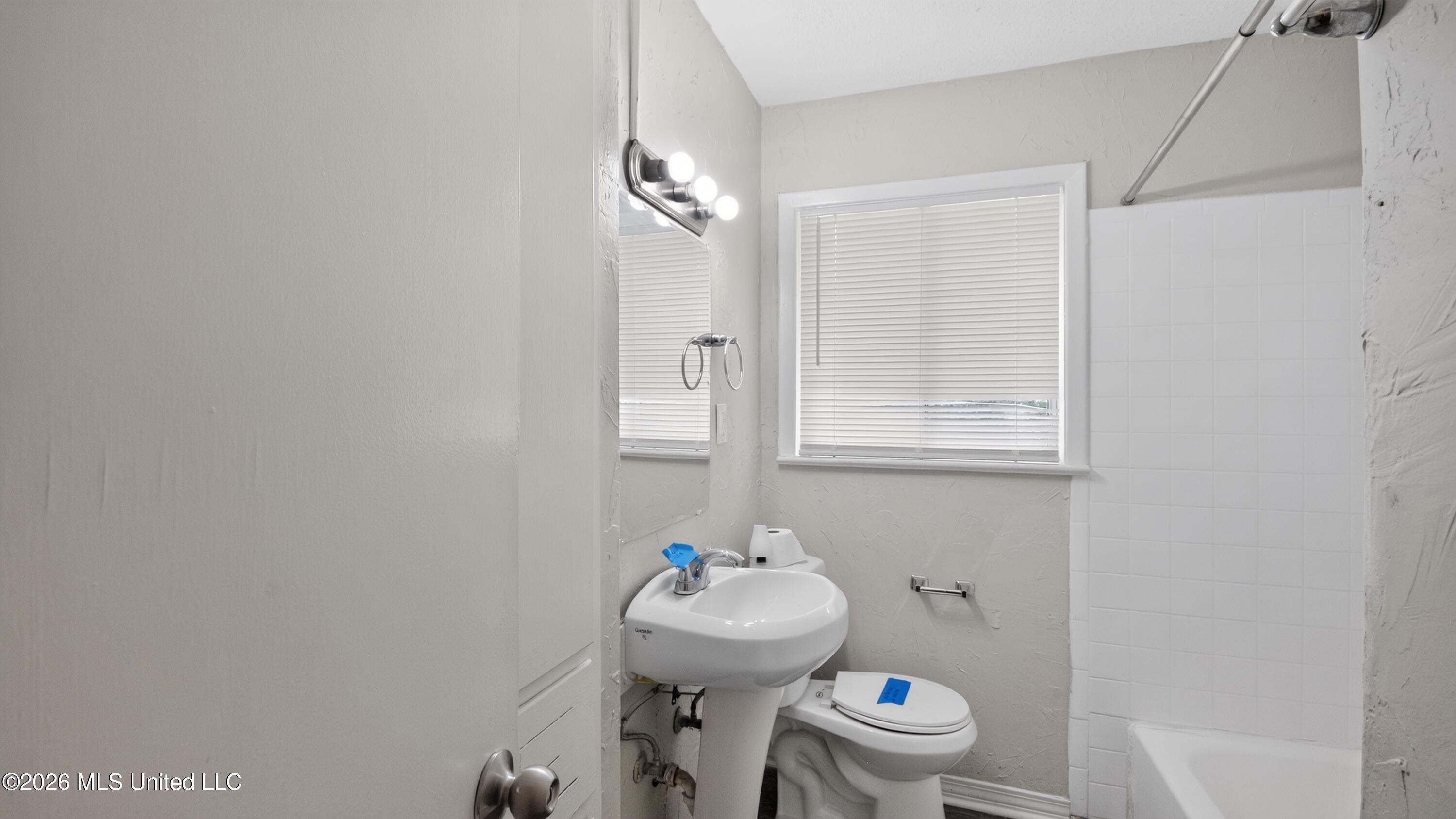 236 South Canton Club Circle Jackson, MS 39211 - Photo 21 of 30 27_236_S_Canton_Club_Cir-Bathroom-0329