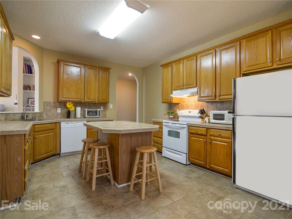 8611 Sam Dee Road Charlotte, NC 28215 - Photo 6 of 40 Gallery Image 6