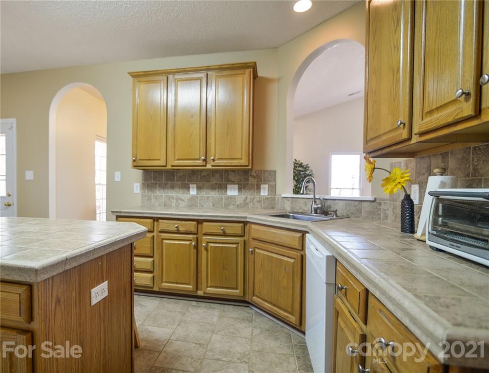 8611 Sam Dee Road Charlotte, NC 28215 - Photo 9 of 40 Gallery Image 9