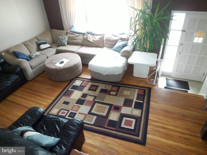 12314 Dunks Ferry Road Philadelphia, PA 19154 - Photo 3 of 19 Living Room