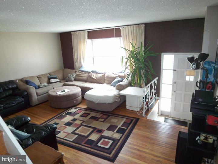 12314 Dunks Ferry Road Philadelphia, PA 19154 - Photo 4 of 19 Living Room