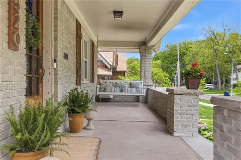 $375,000 | 7520 Oak Street, Kansas City, MO 64114