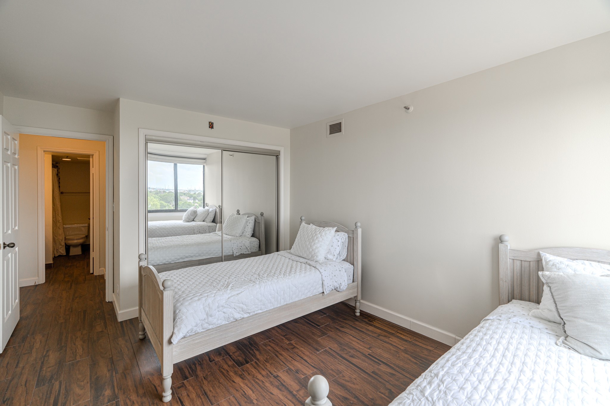 3525 Sage Road, Unit 1016 Houston, TX 77056 - Photo 39 of 42 a bedroom with a bed and a couch