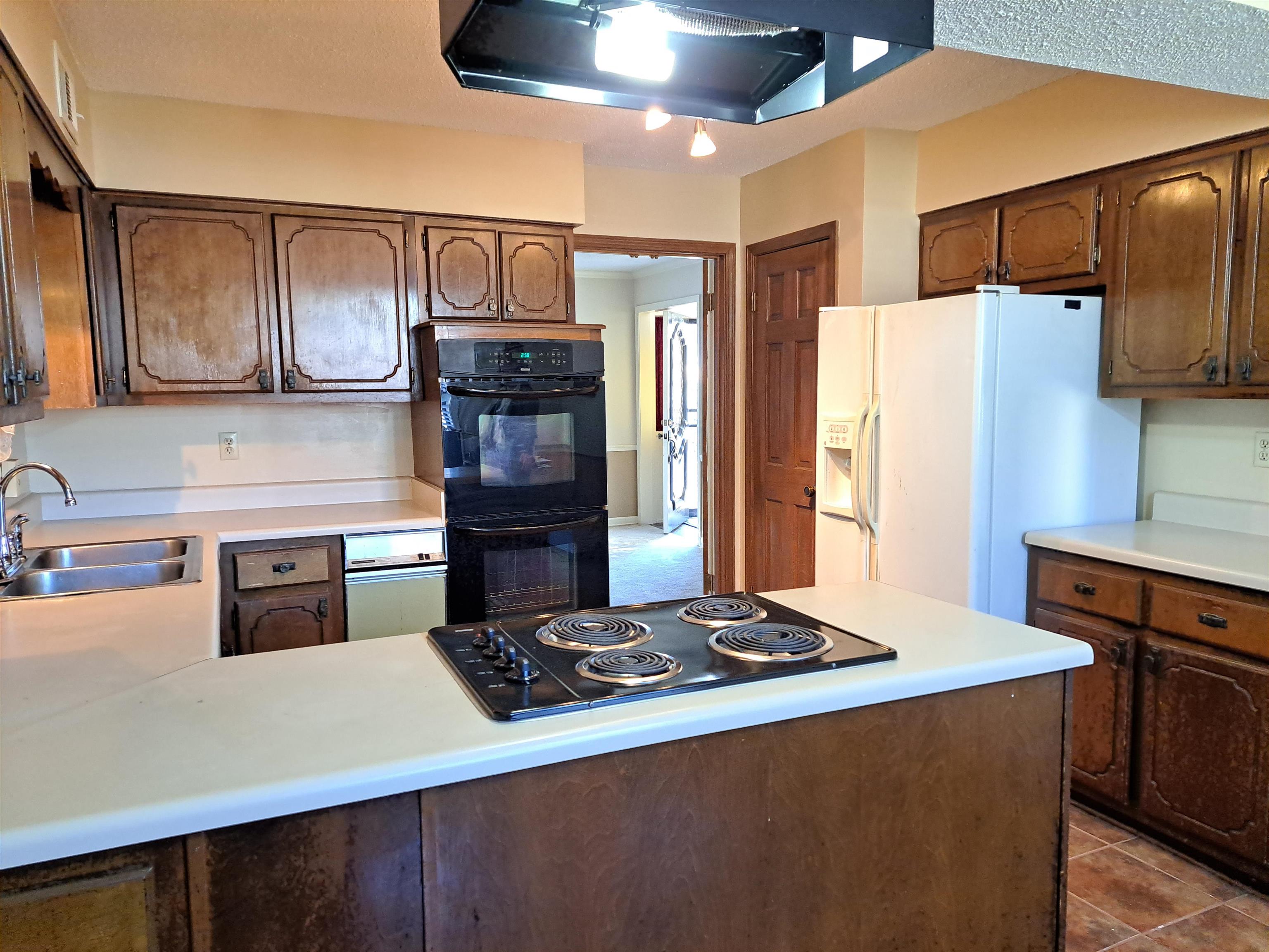 3154 Raleigh Ridge Drive Memphis, TN 38128 - Photo 5 of 18 a kitchen with stainless steel appliances a stove refrigerator and cabinets