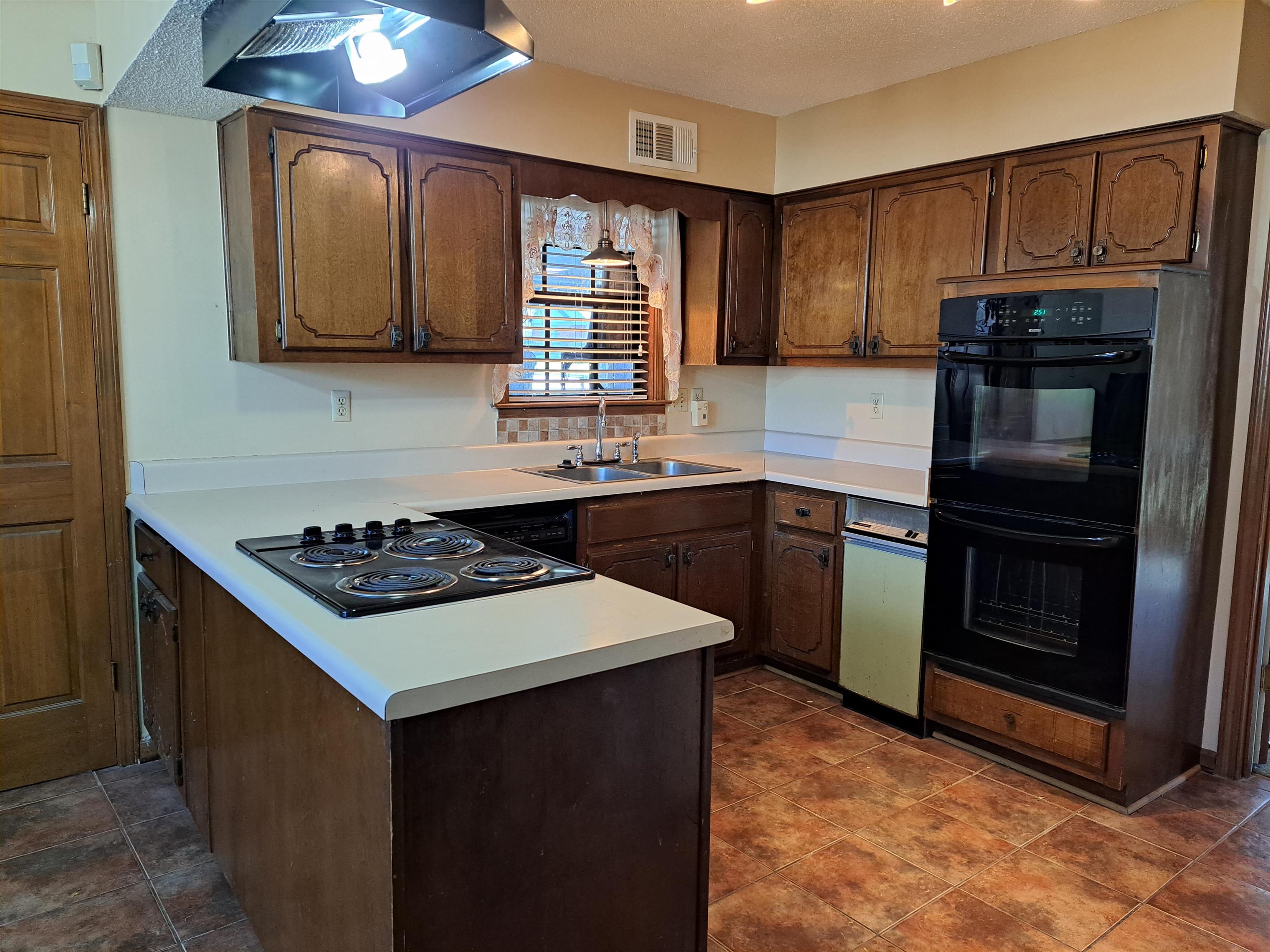 3154 Raleigh Ridge Drive Memphis, TN 38128 - Photo 6 of 18 a kitchen with a sink stove and cabinets