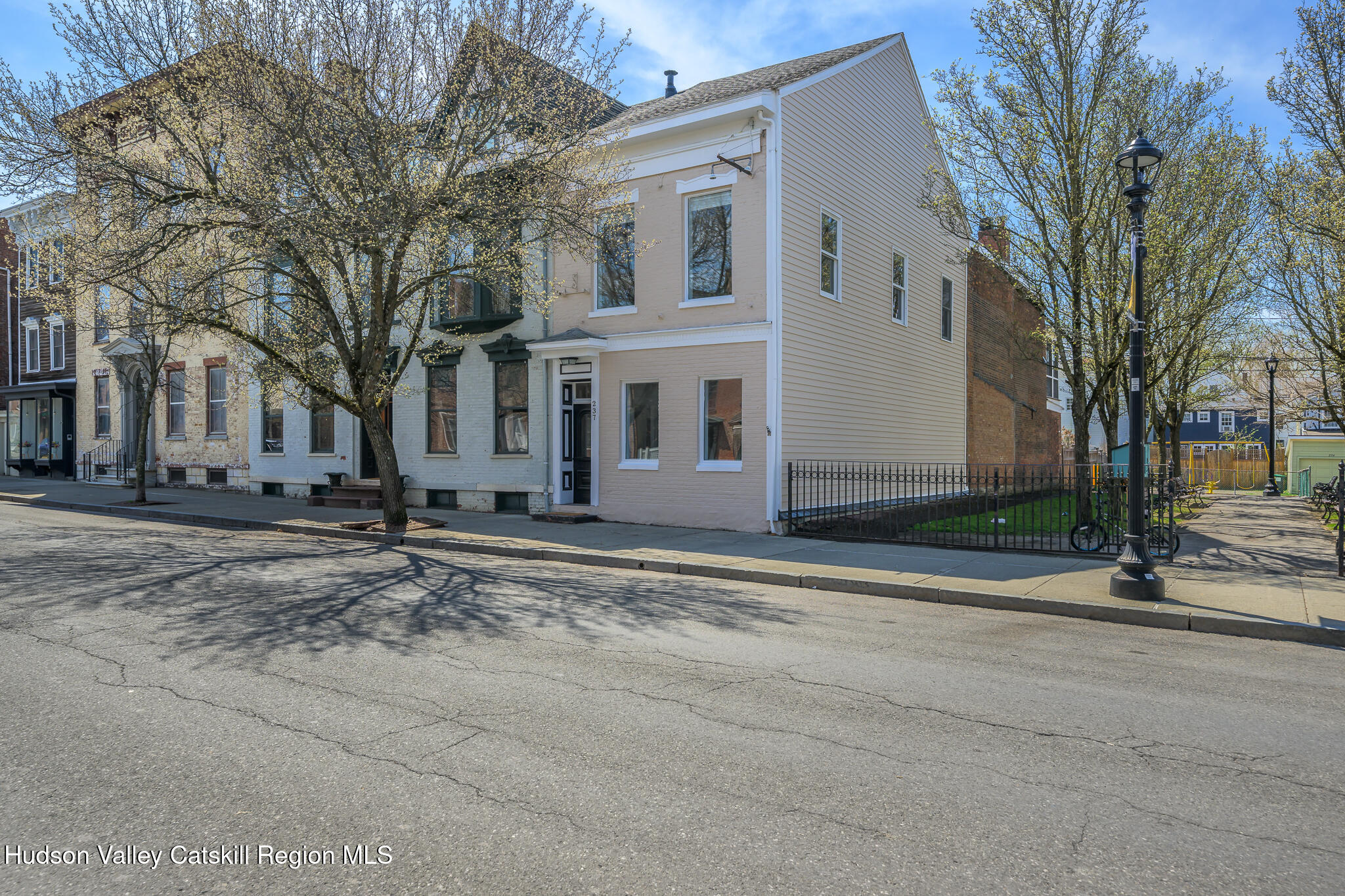 237 Warren Street Hudson, NY 12534 - Photo 1 of 40 Screen - 237 Warren St Hudson NY 12534-9