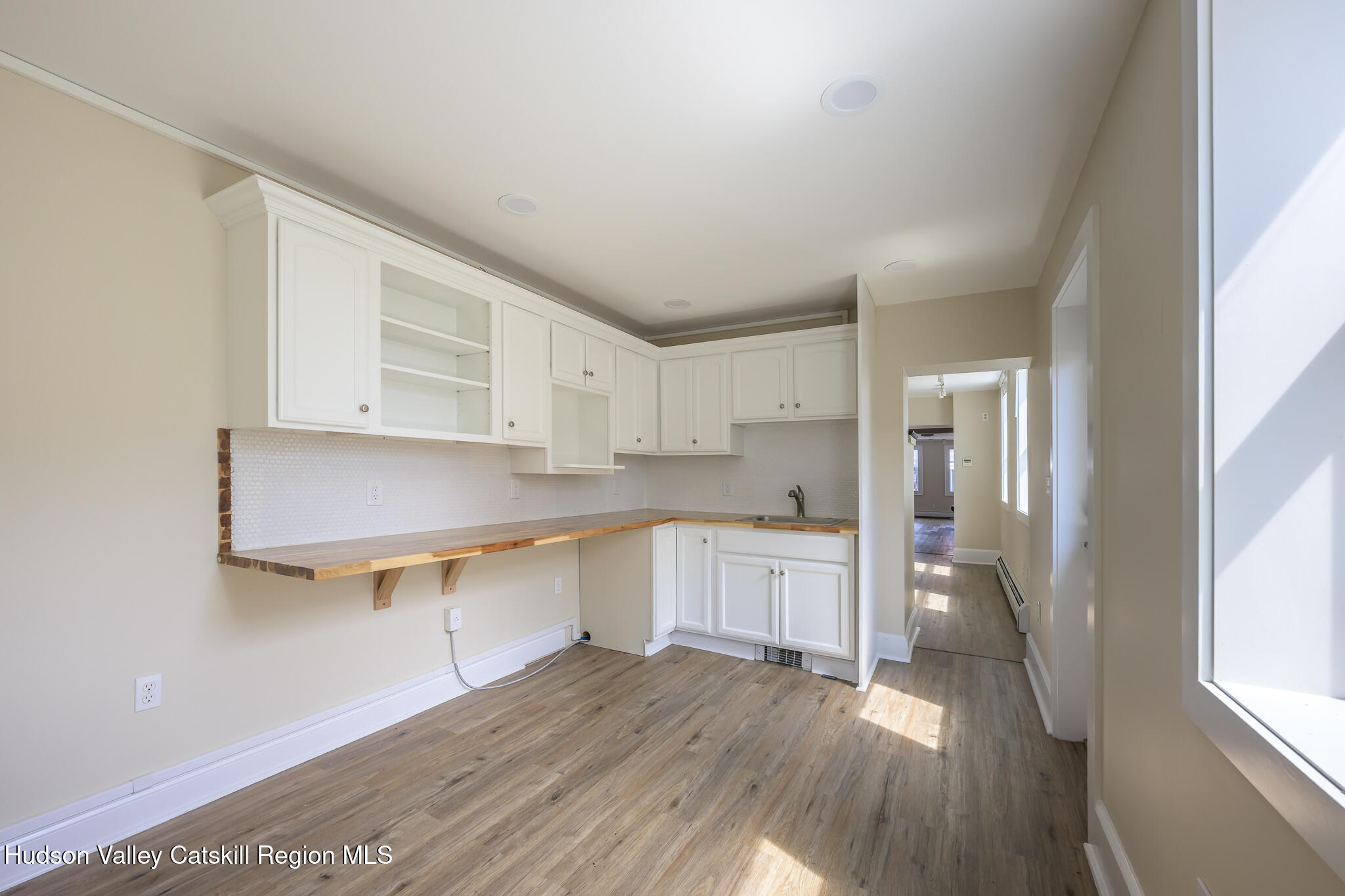 237 Warren Street Hudson, NY 12534 - Photo 11 of 40 Screen - 237 Warren St Hudson NY 12534-9