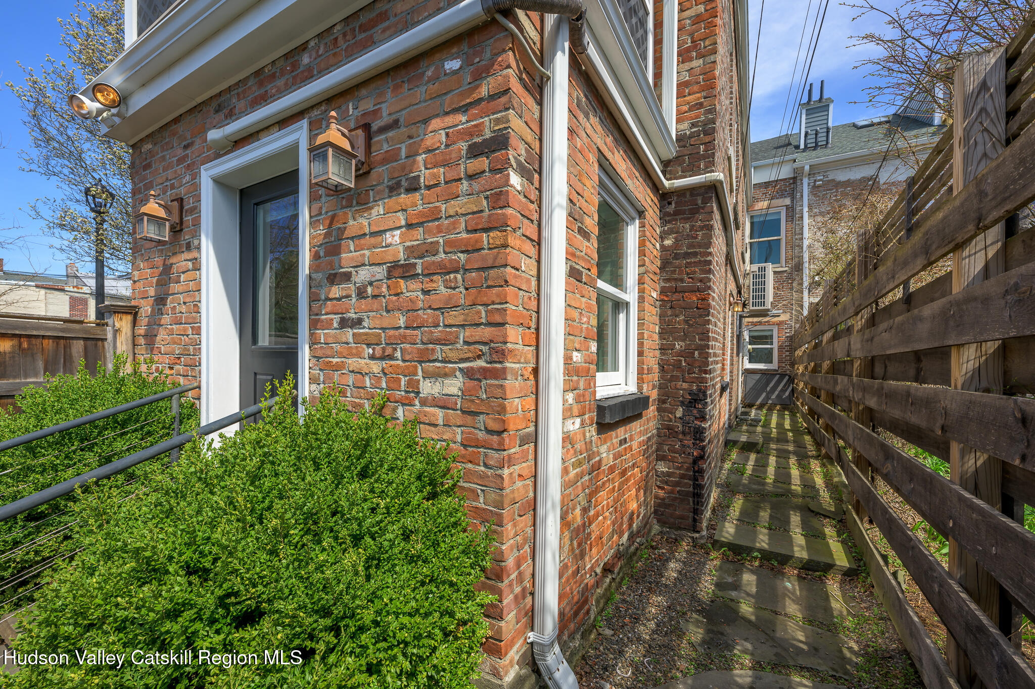 237 Warren Street Hudson, NY 12534 - Photo 15 of 40 Screen - 237 Warren St Hudson NY 12534-9