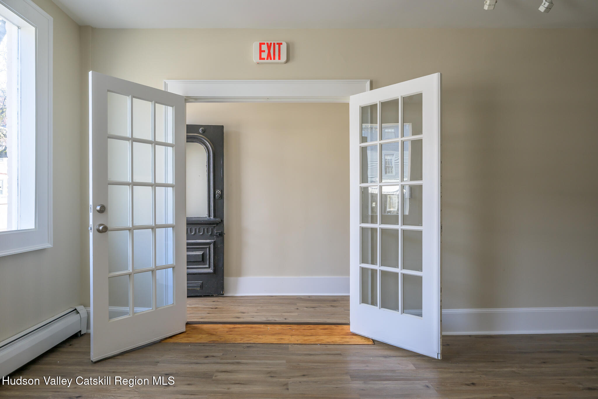 237 Warren Street Hudson, NY 12534 - Photo 5 of 40 Screen - 237 Warren St Hudson NY 12534-9