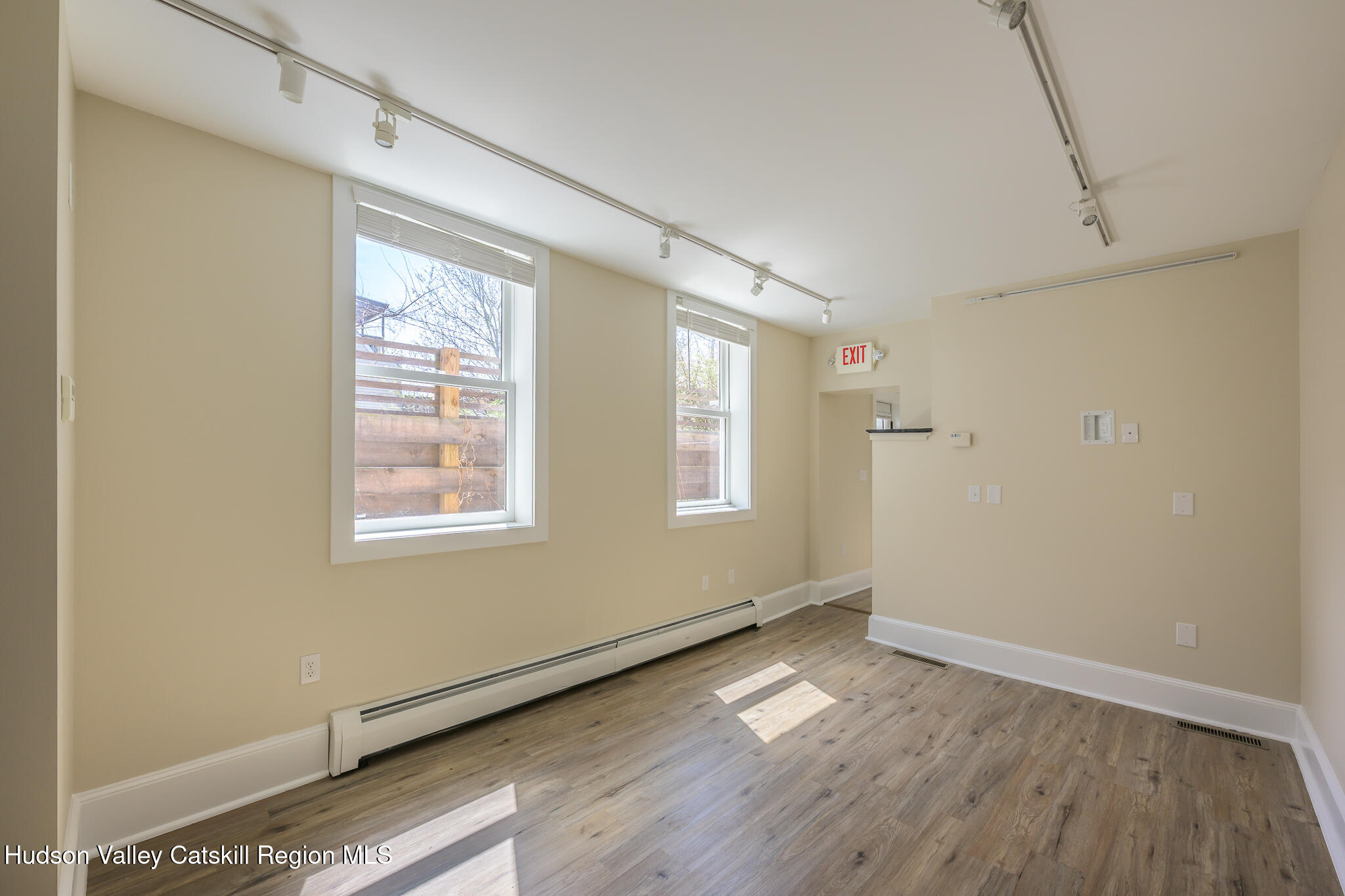 237 Warren Street Hudson, NY 12534 - Photo 10 of 40 Screen - 237 Warren St Hudson NY 12534-9