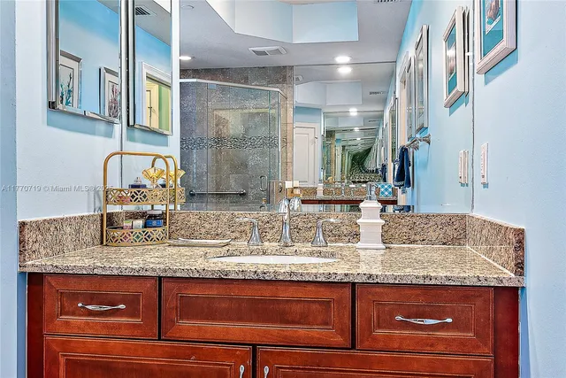 $1,100,000 | 1015 Bay Colony Drive South, Juno Beach, FL 33408