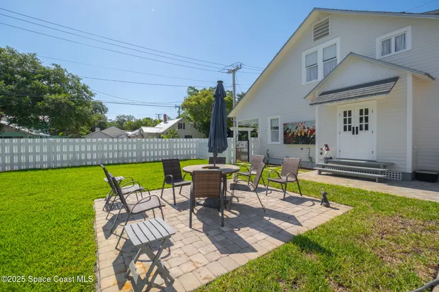 a view of a house with a yard balcony