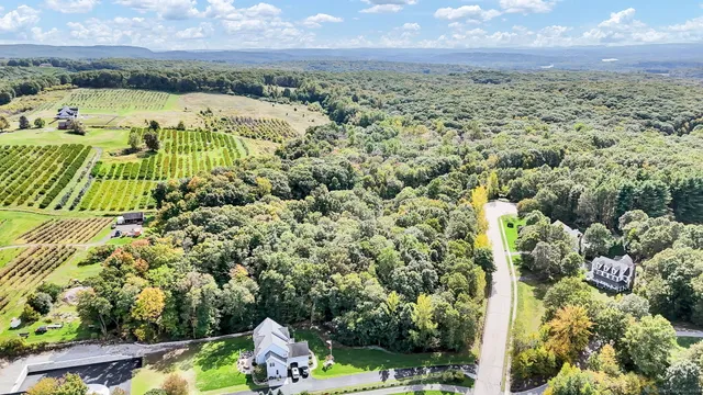 $299,900 | 108 Chamberlain Lane, Glastonbury, CT 06073