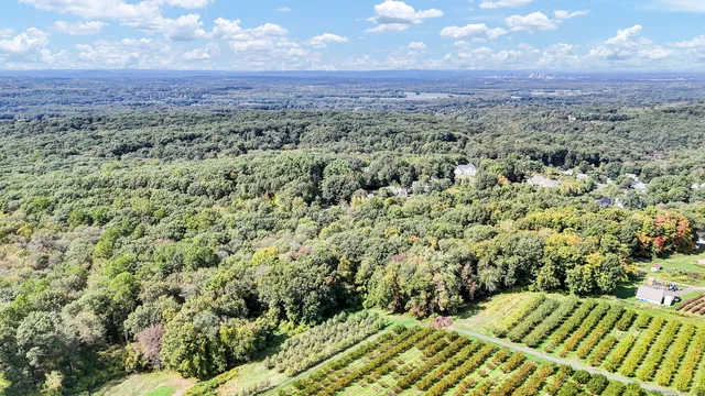 $299,900 | 108 Chamberlain Lane, Glastonbury, CT 06073