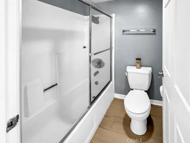 $2,695 | 5500 Owensmouth Avenue, Unit 204, Woodland Hills, CA 91367