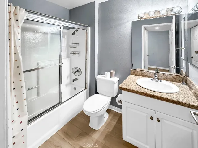 $2,695 | 5500 Owensmouth Avenue, Unit 204, Woodland Hills, CA 91367