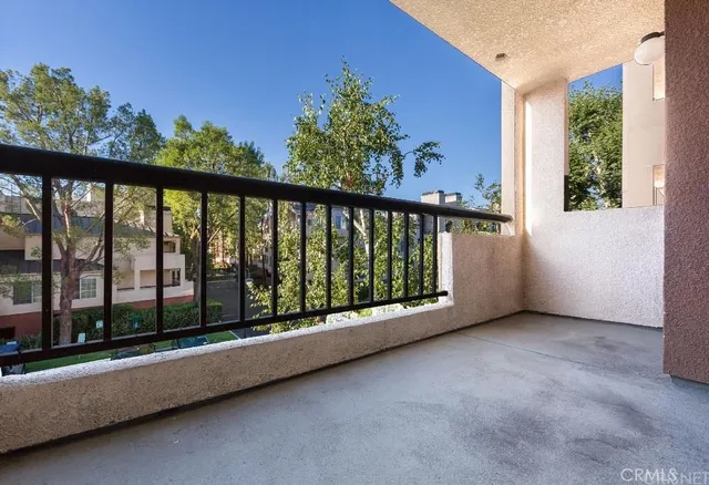 $2,695 | 5500 Owensmouth Avenue, Unit 204, Woodland Hills, CA 91367