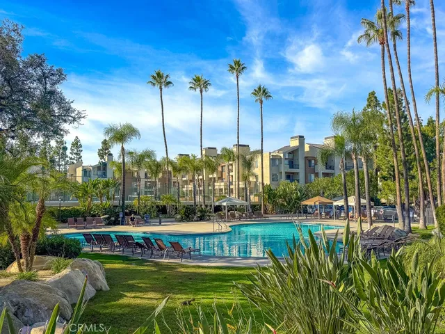 $2,695 | 5500 Owensmouth Avenue, Unit 204, Woodland Hills, CA 91367