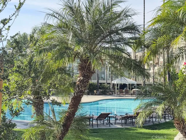 $2,695 | 5500 Owensmouth Avenue, Unit 204, Woodland Hills, CA 91367