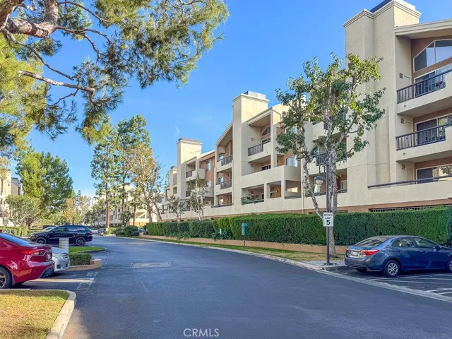 $2,695 | 5500 Owensmouth Avenue, Unit 204, Woodland Hills, CA 91367