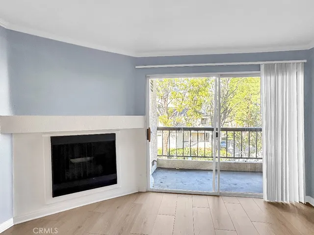 $2,695 | 5500 Owensmouth Avenue, Unit 204, Woodland Hills, CA 91367