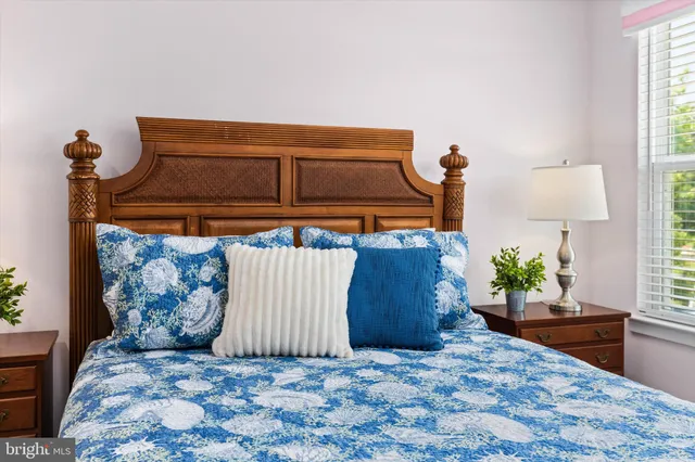 a en suite spacious bathroom with a double vanity sink and mirror