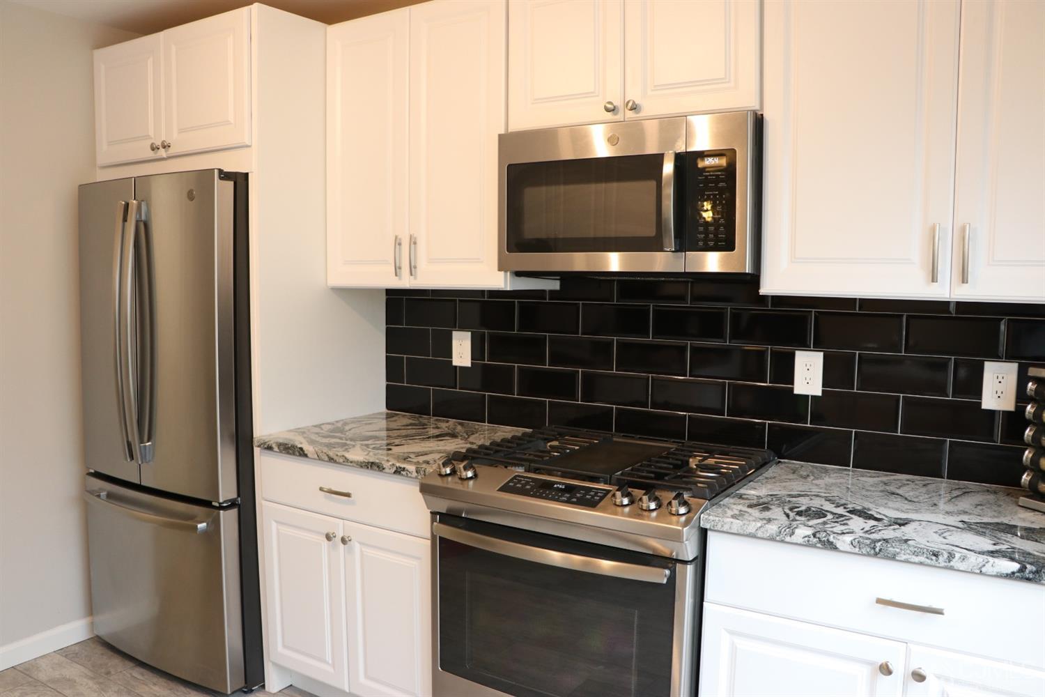 42 Rojewski Way Sayreville, NJ 08859 - Photo 6 of 30 Gallery Image 6